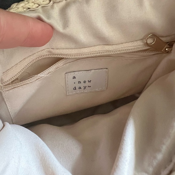 A New Day Small Straw Summer Crossbody Bag - Picture 5 of 7